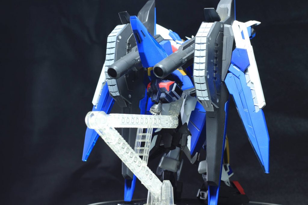 【背面】背面は「合体しきれなかった２号ロボの部品の寄せ集め」という、当時の勇者系玩具を意識した作りを目指しました。ザラキエルの背負い物を中心とし、リヴランスヘブンのパーツがあちこちに付いています。この背負い物だけでちょっとしたHG一体分の重量があります。