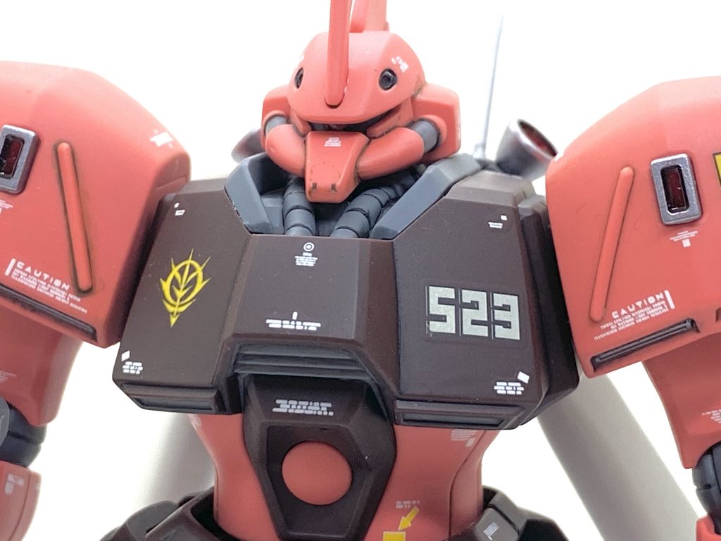 デカールはガンダムデカールの0080シリーズ汎用2やHGシナンジュ用、機動戦士ガンダム オリジン汎用各種等を満遍なく貼り、カトキ風にしました。今回も他のキットの残っていたマーキングシールも使い、クリアーを一度吹いた後に段差を2000番で磨いた後に再度クリアーを吹いたので多少は目立たなくなりました。