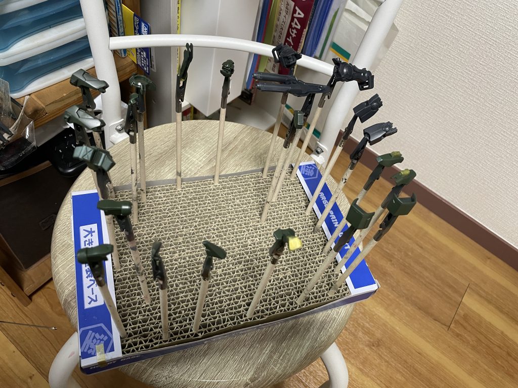 カラーは全て新水性カラーで【緑】60 濃緑色【濃いグレー】メイレスケンブグレー【薄いグレー】51 ガルグレー【赤】メイレスケンブレッド【黄色】24 イエローオレンジ+メイレスケンブホワイト少々【モノアイ、GNドライブ発光部】89 メタリックグリーン【ソール】77 タイヤブラックとなっております塗料について、アドバイスいただいた某模型店の店主には感謝しかありません