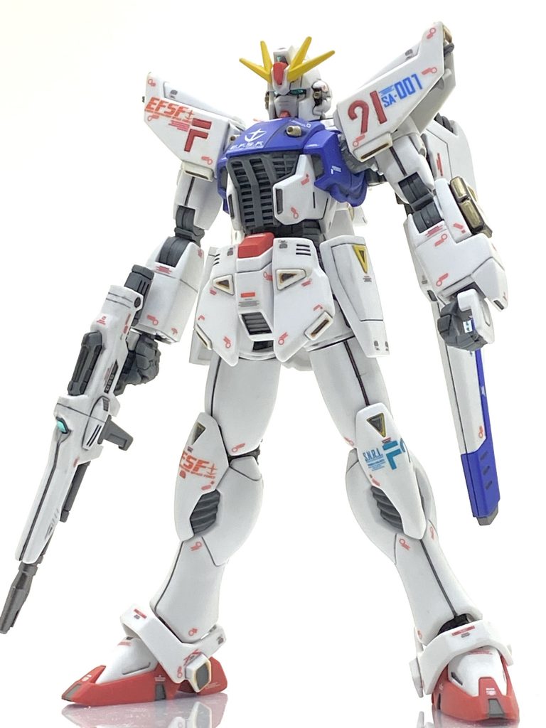 F91は当時注目を集めていたF1レースなどのフォーミュラーカーのようなイメージでデザインされたと資料で見た事があるのでデカールもそのイメージで貼りました。