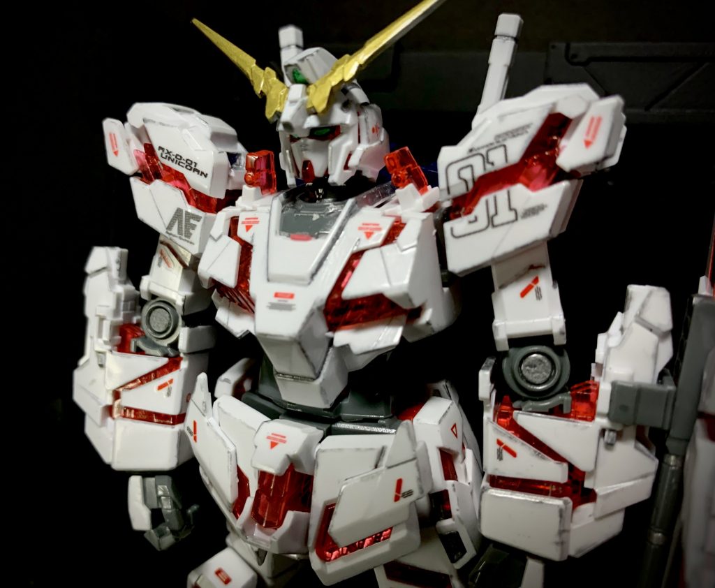 過去作では墨入れすると、パーツ割れや墨入れ塗料が滲んでしまったりと汚れた印象になりがちでした…。今回は趣向を変えて、メタリックシルバーで墨入れとエッジ部分と塗装をしてみました。