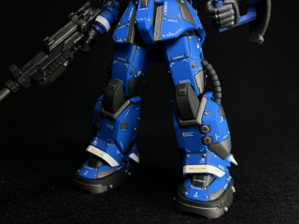 足元。ジオン系のMSは太ももと膝下に広い面積があるので改造のしがいがありますね。筋彫りはウェーブのマイクロチゼルの0.2を使用しました。何かの動画で見た「バターナイフがタガネ、バターがプラ素材」というような言葉でやっと一本目のスジボリを入れる時の弱さ加減のイメージが湧いた気がします。