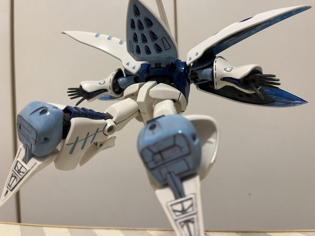 水色部の塗装が甘いのは目をつぶって！キュベレイは後ろ側から見た時に他のMSとは違う美しさがあるのがいいですよね。