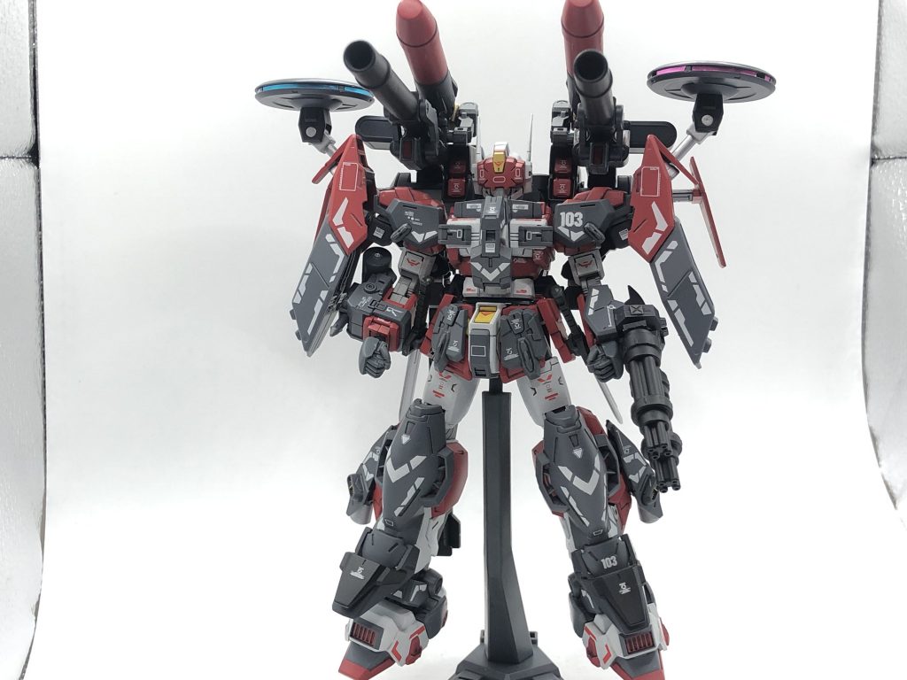 改修前との違いは1。両腕のガトリングガンを左腕に集約。空いた右腕にスタン・アンカー装備。2。大型ミサイル装備3。脚部ミサイル撤去。代わりにスラスター を増設。4。追加装甲の位置微調節。マーキングの追加。以下脳内設定を書いていきます！