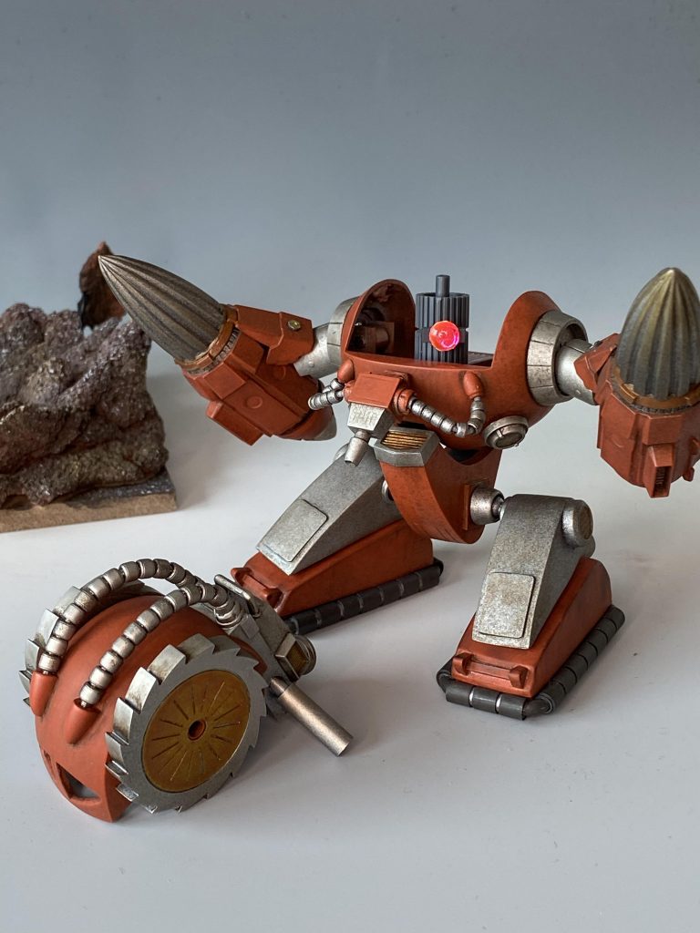 モノアイはくり抜いて基部を設置。左右スイングします。