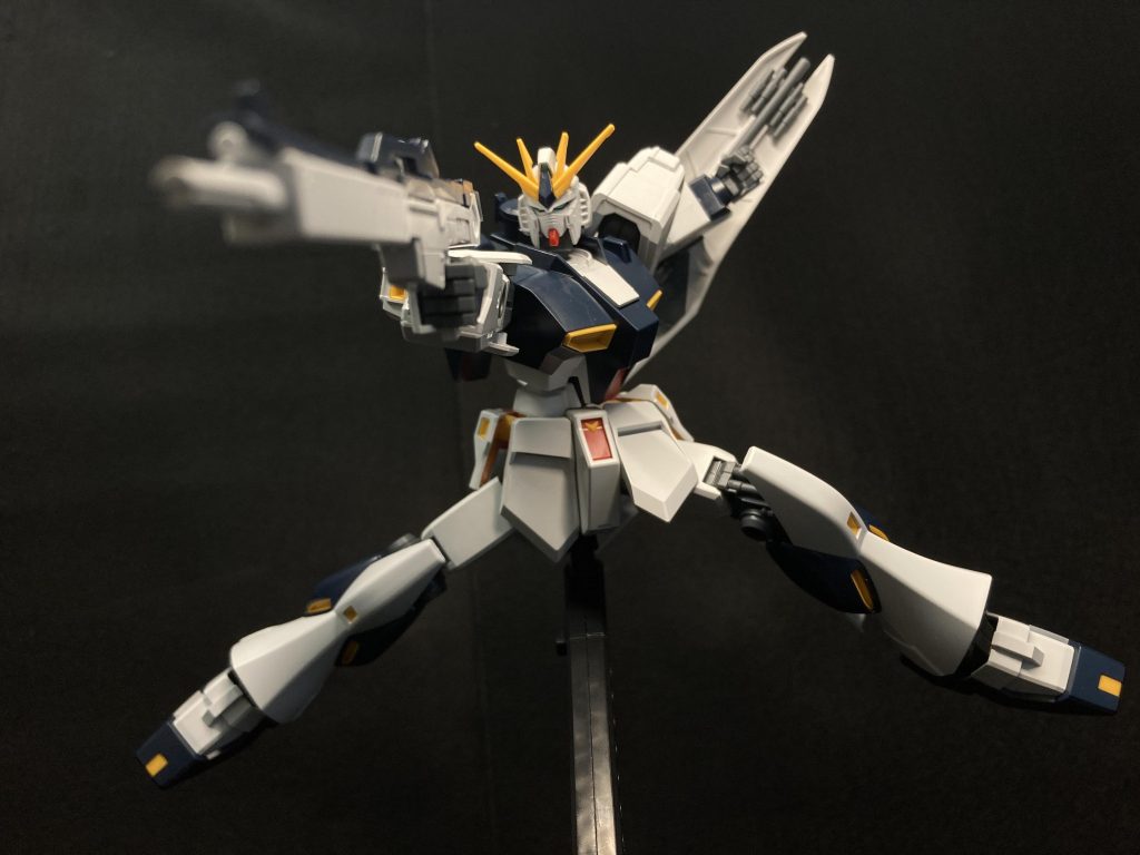 今回のキットの弱点としてエントリーグレード特有である関節が少し緩くなりやすいものを引き継いでいるので少し注意が必要となっておりますそしてファンネル、バズーカ、ビームサーベルの刃は別売りのHGνガンダムから持ってきてくださいというバンダイ商法です