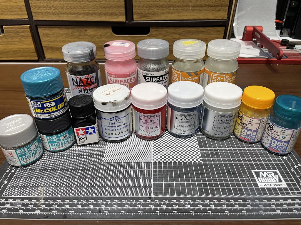 使用塗料。今回は主にフィニッシャーズの塗料で。青はフォーミラフレンチブルーを使用してます。OOやAGEにはピッタリです。明るい色の下地でも隠蔽力が高く使い勝手がいいです。もちろん調色で作ってもいいんですけど何色か用意するコスト、調色によって彩度が落ちる等の問題が生じるため僕は出来るだけ瓶生で塗装してます。ざっくり以上です。