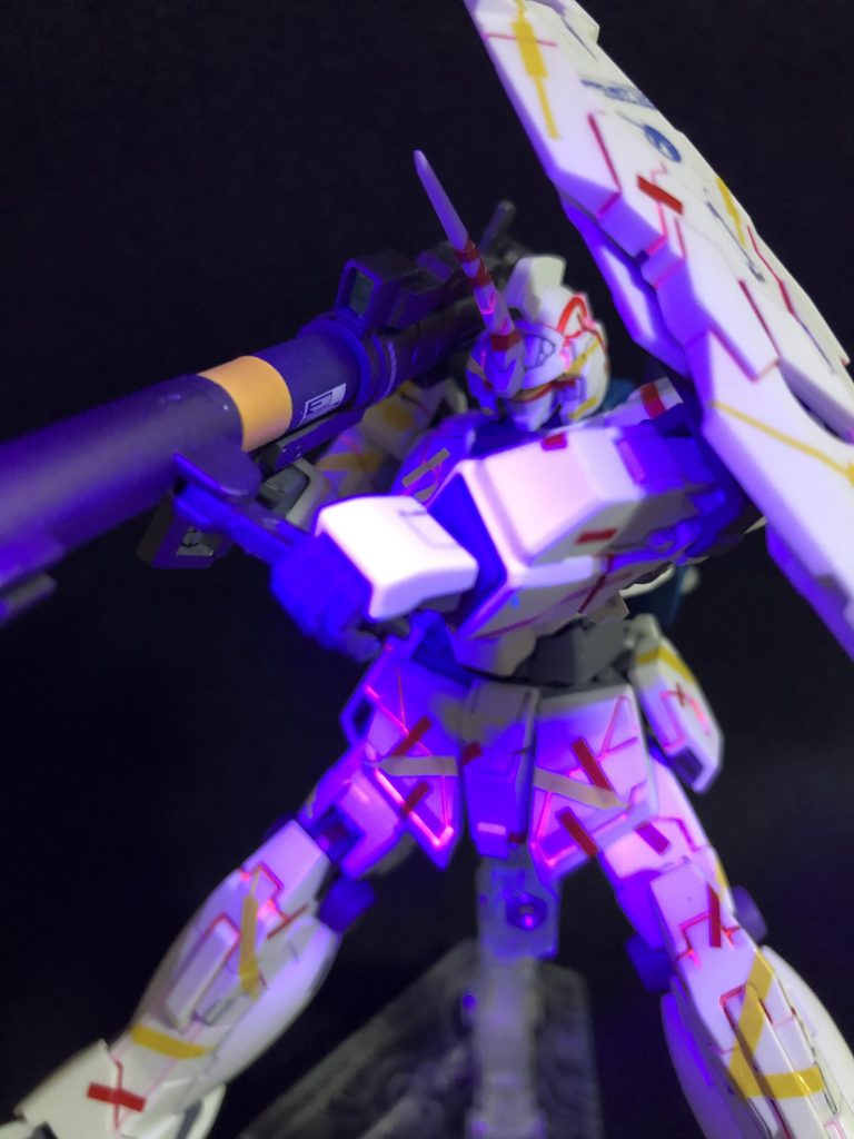 デカールはラインデカール。細かいし、正解ないし、とれるし、下半身はあまりサイコフレームないからバランス悪いし。二度とやりたくない。下半身は昔の残りのデカールで補完。