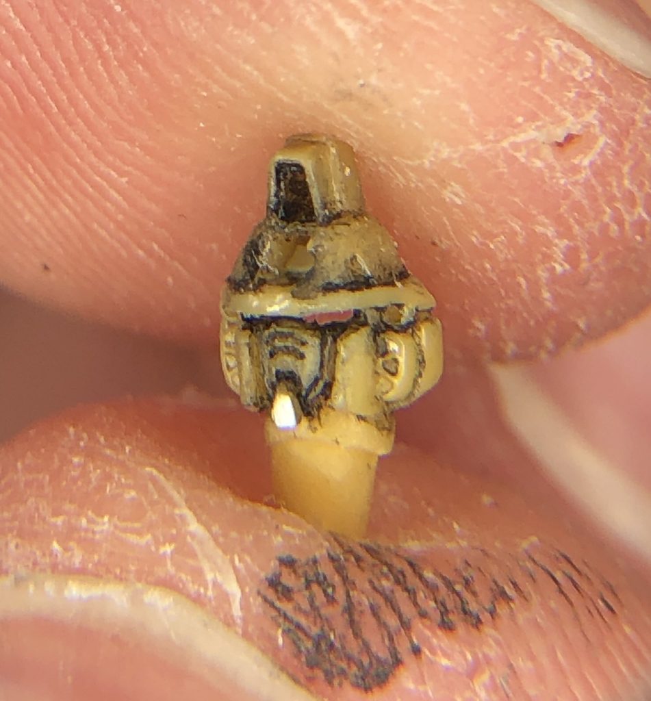 カメラアイ発光のための開口、小顔化、バルカン砲開口、スジ彫り、顎をほんの少し長く、等等。写真にはないが、アンテナもシャープ化している。