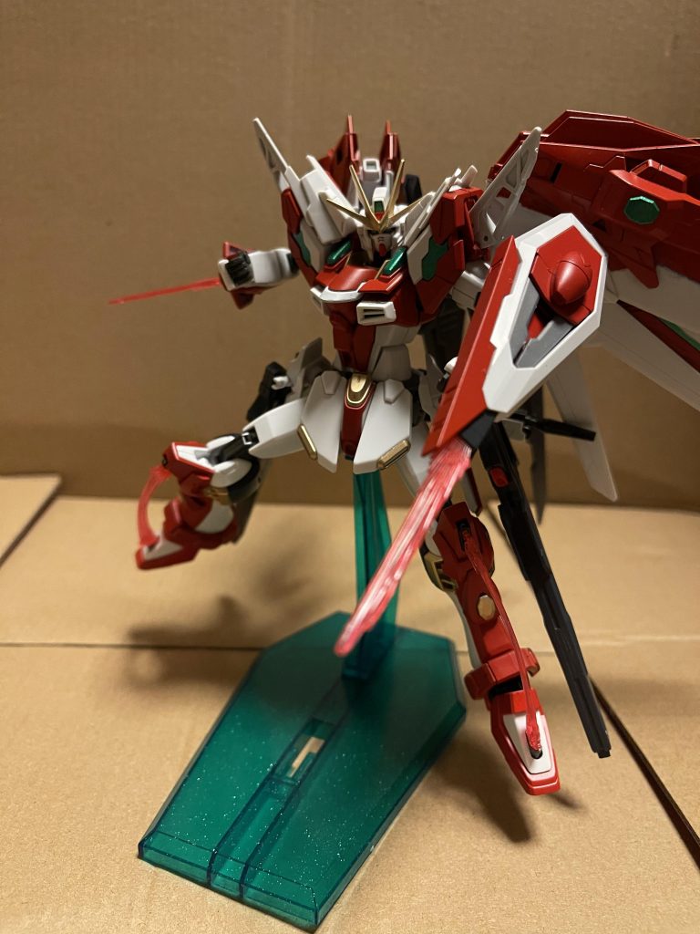 グリフォンビームブレイドと近接戦闘用ビームソード近接戦闘用に装備された武装で蹴り技をした際に脛の部分にあるビームシールドを発生させ帯状の斬撃を飛ばす事も出来る