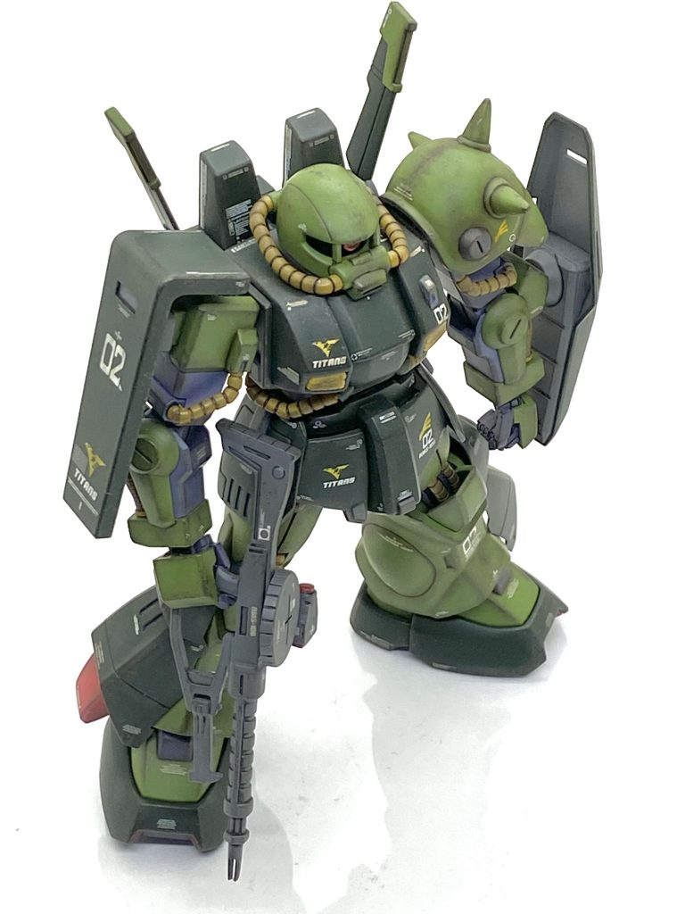 モノアイは定番のクリアー化で裏にラビーを貼り、各部センサーは青のラビーをそのサイズに切って直接貼りました。マラサイはジェリドにしたのでハイザックは彼の良き同僚でありましたカクリコン機にし、黄色の鳥の翼のマーキングを貼り、アレキサンドリア所属の現用機のイメージでいつものらいだ～Joe様が提唱しますクレオス)水性ホビーカラー焼鉄色をスポンジを使ってチッピング、(クレオス)ガンダムマーカー リアルタッチマーカーブラウン1でへこみ部分に塗って神ペンでぼかし、(タミヤ)ウェザリングマスターでオイルとススを全体的に付けるお気軽汚しを施しています。