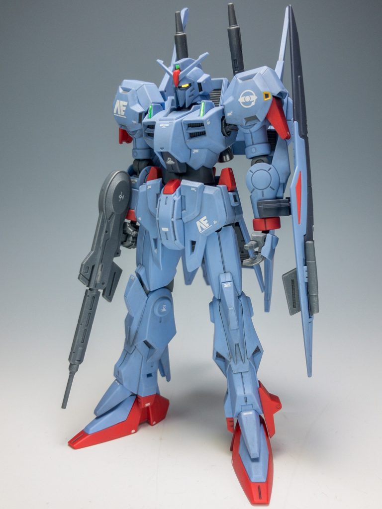 フロントビューです。かなりの細身プロポーションです。腹回りはかなりスリムです。羨ましいですねー…。アナハイム社出資のエゥーゴ所属機という事で、AEマーク多めです。1号機の設定で作りましたので、実戦というよりはテスト中心の運用と思い、軽いウェザリングで済ませました。