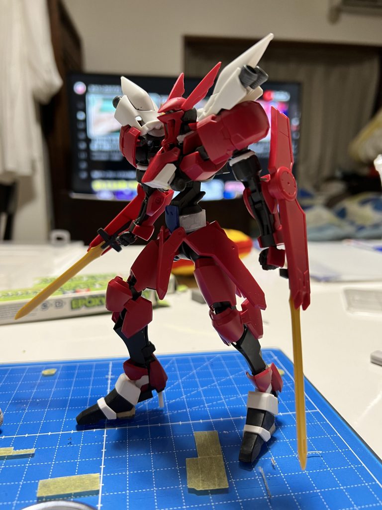 仮組み中胴を延長したり、ヒール履かせる他に胸部中央のパーツ角度を変えてみたりしました