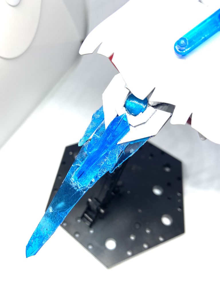 飛龍剣は腰部に取り付け尻尾の役目を果たします。