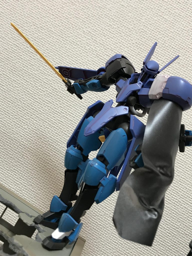 💧「桜坂しずく、ラーズグリーズ…行きます!」廃ビルの上から現れるラーズグリーズ。このキット、元がとても可動域やバランスに優れているのでこういうポーズがとても様になりますね。