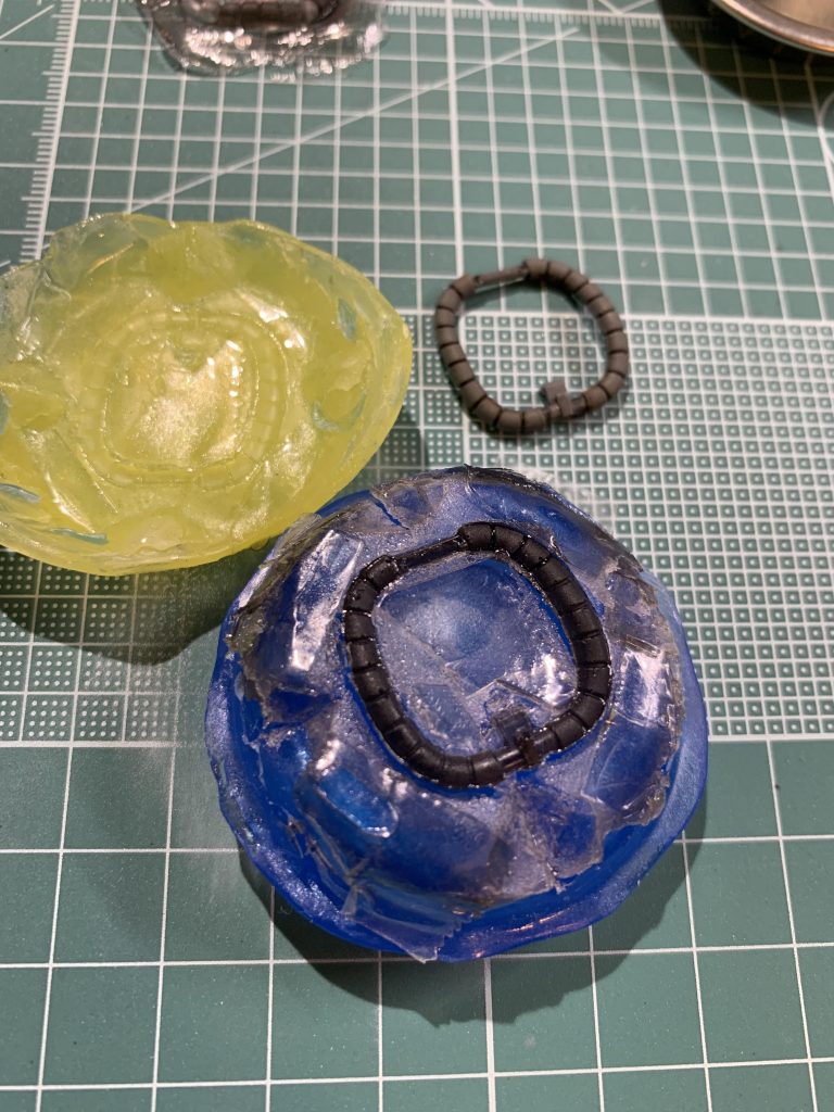 余剰パーツがなかったモノアイレールと動力パイプは百均の「おゆまる君」で複製しました。