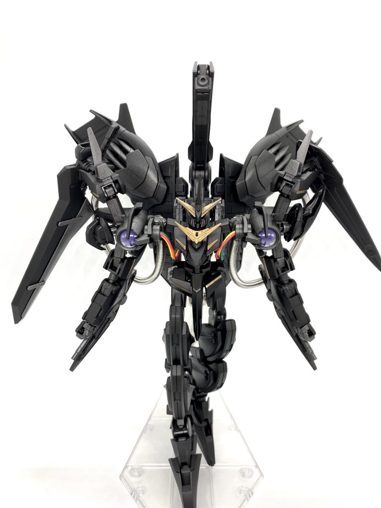 最後に全体像!ツヴァイのサイドアーマーをバックパックにつけたことで翼なような展開状態にできるので、正面のボリューム感も出せたかなと思います