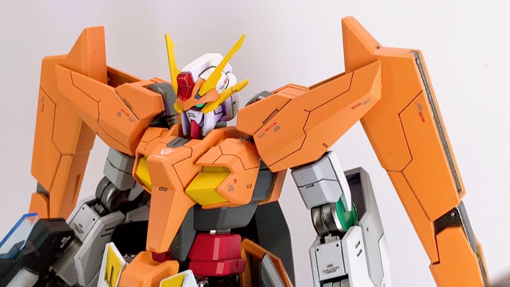 目やコンデンサー等は、蛍光塗料で塗装してUVライトで光ります。