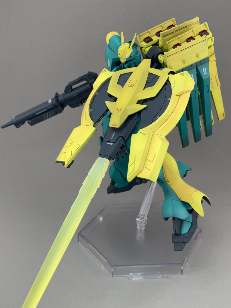 シールドジオニックソードは大きすぎるので、シールドにしました。これでも大きいですね。ディテールはプラ板で作り直し、先端はかっちり閉じるようにネオジム磁石を埋めました。中にはミサイルとハイメガシールド。シールドがジオンの形をしているので、デカールもジオンマークにしました。