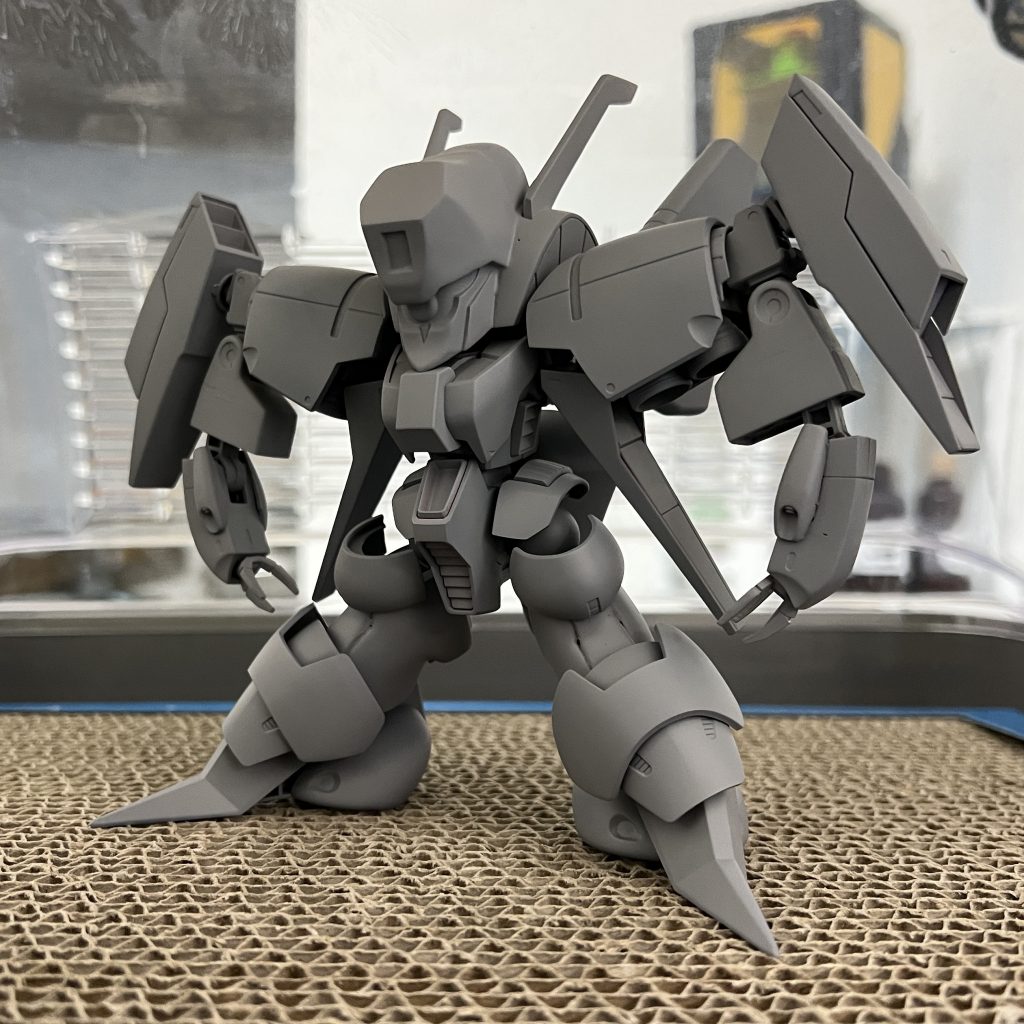 サフを吹いて凸凹を確認、この後ラッカーパテで修正作業をしました。