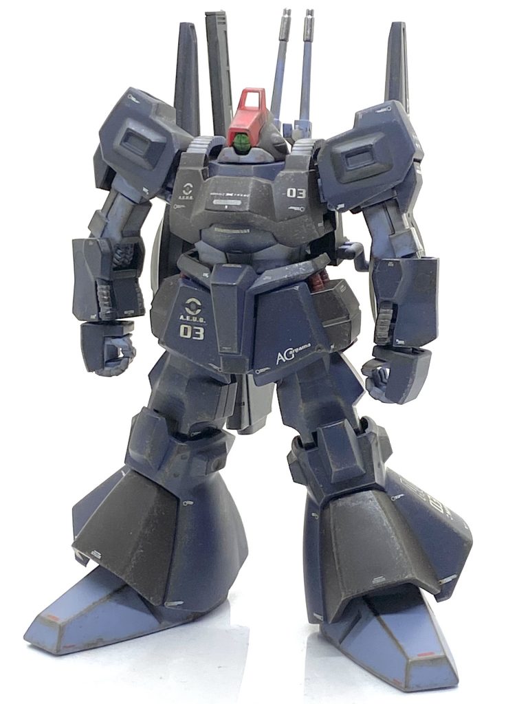 HGUC リック・ディアスを成型色仕上げ+αで作ってみました。最近に発売されましたプレバンのバージョンアップ品ではなく、一般販売品の方になります。出来上がったのは二年ほど前でしたが成型色が濃い色の為に成型色仕上げですと合わせ目が消えきれず接着剤の白化現象が酷く(特にバインダー、肩、足全般)直したい・・・と思っていたので今回はらいだ~Joe様のお気軽汚しの素体として試してみる事にしました。