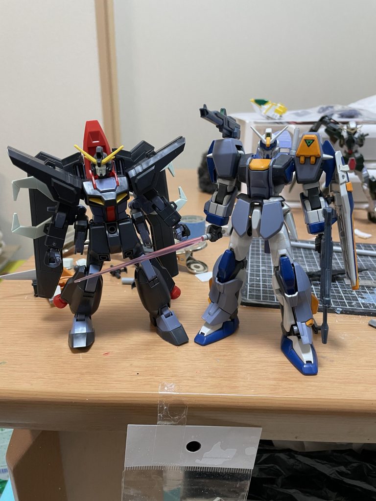 HGのSEEDキットは全体的にずんぐりしてキノコを食べる前のマリオみたいに感じます。比較対象でレイダーガンダムさんに来ていただきました、個人的に感じたのは首、腰、ふとももの3箇所が詰まってると思いますので改修していきます。