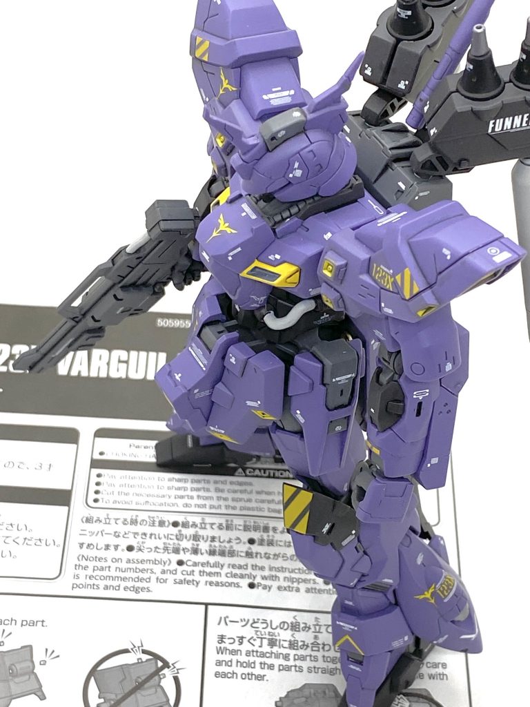 最後は説明書と。HGUCのムーンガンダムは素組みはしていたので出来が良い事は知っていましたがバルギルもほぼ合わせ目が無い上に主人公機と共通ながらもジオン系らしいプロポーション、塗り分けもほぼ無いパーツ分けと完璧に近い仕様で疑似RGを作っている感じで満足感が半端じゃないです。今回は初めてツイッター上の模型イベントに参加したいのでテンションも高く、いつもより遥かにハイペースで作る事が出来て稚拙ながらもまずまずなカトキ風バルギルが出来たと思います。そんな中でもネオジオンのMSの系譜を忘れる事無く、ムーンガンダムの原型機としてより後にギラ・ドーガやヤクト・ドーガに繋がるネオジオンの新型機をイメージを具現化出来ました。機動戦士ムーンガンダムは一部がアニメ化されて盛り上がっているのでアムロが乗っていたリック・ディジェやジェダ、シータプラス等の連邦側とダグ・ドール、メドゥッサ、 ザクIV等のネオジオン側の機体もドンドンキット化して貰いたいです。ご覧して頂きありがとうございました。