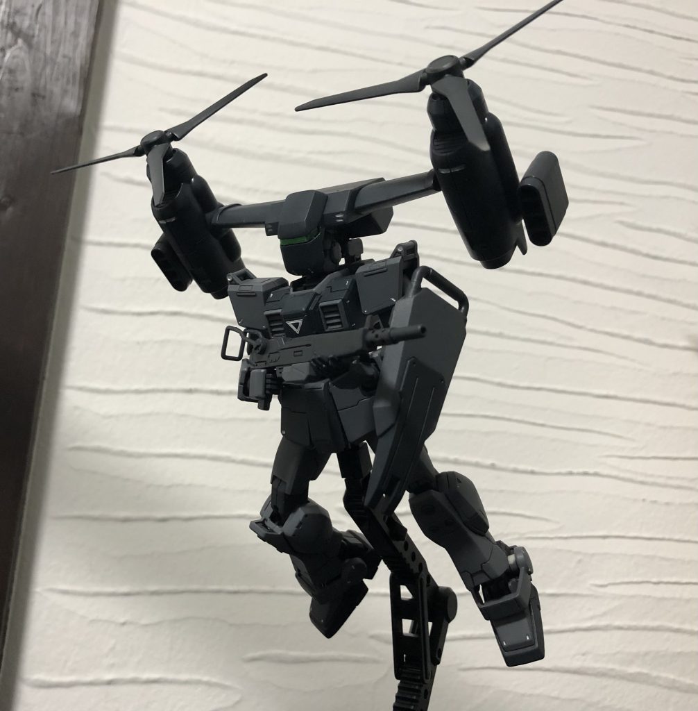 パックパックとオプションを繋ぐアームの可動軸で簡単な変形ができます。イメージとしてはフォビドゥンガンダムに近いです。さらに陸ジムのマシンガンの銃身をプラ板で延長し、アサルトライフル的な感じにしました。