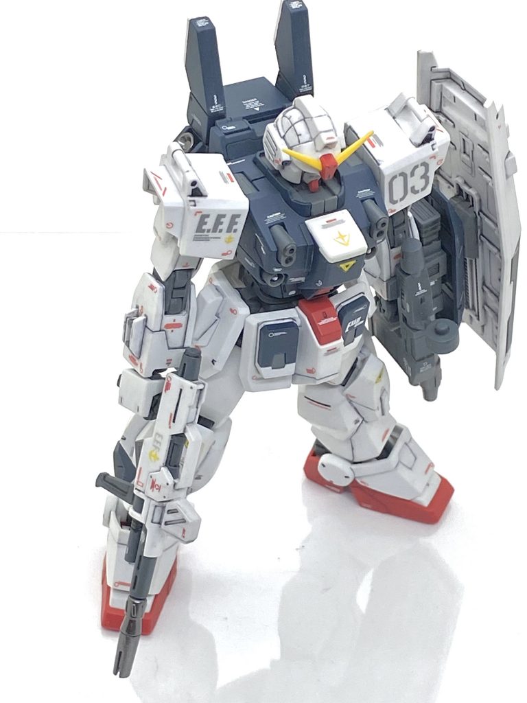 ビームライフル先端や脛のスラスターなどをマスキングしてメタリック色を吹いたのですが・・・最初に出来た時にデカール保護の為にクリアーを吹いていたのですがマスキングテープ剥がしたら幾つか一緒にデカールまで剥がれてしまい泣きそうになってしまいました。デカールは一部を除いて一期一会の物が多く同じ物は見つからない可能性が極めて高いので泣く泣く剥がれた所は左右対称の貼ってある方もペーパーで削り、新しいデカールを貼りました。更に一度全体的によく見てシルバリングしてる所はカッターで切り込み入れた後にマークセッターを塗り密着させて剥がれないようにしました。