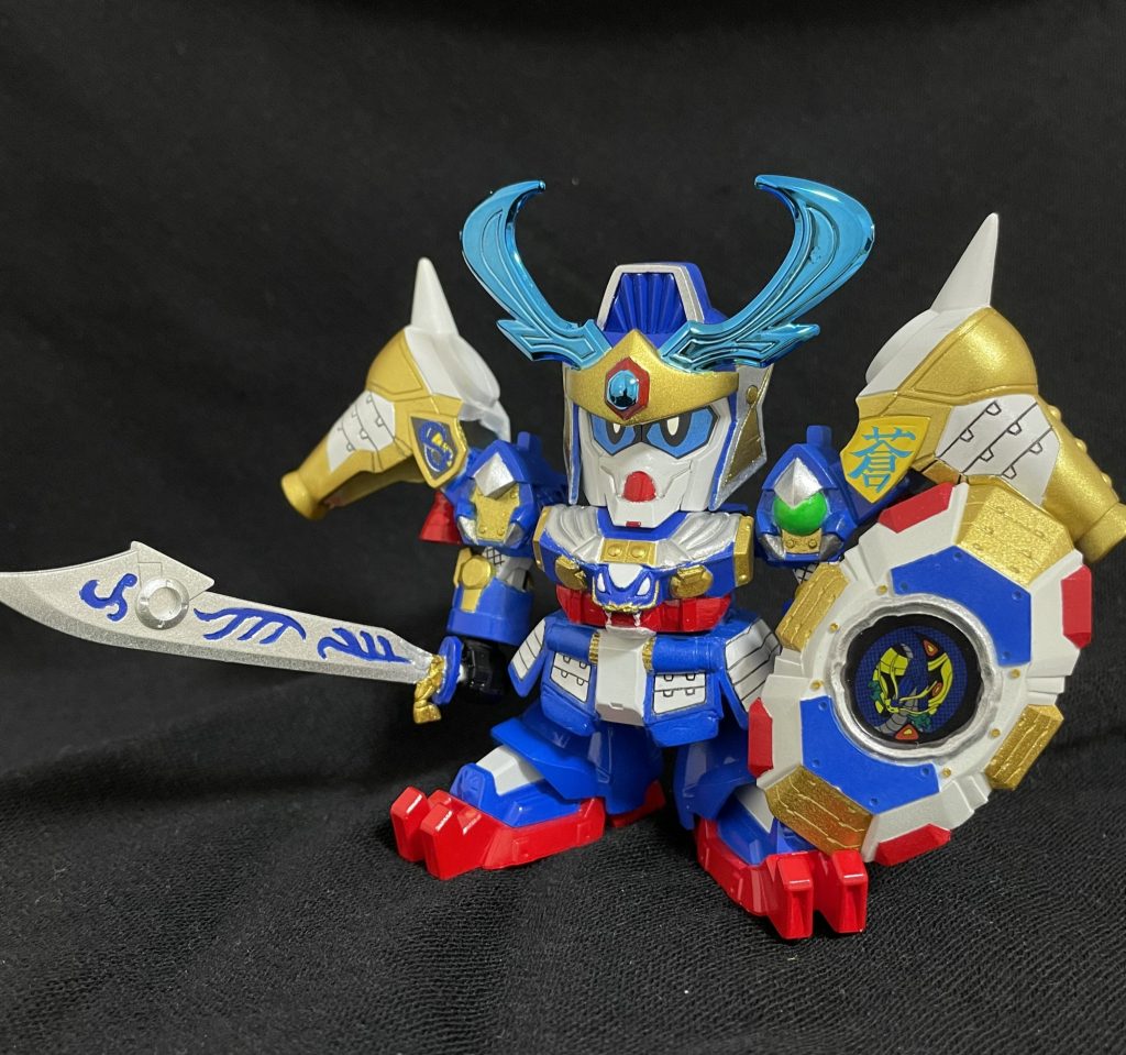 大きな盾と剣を持ってポージング。盾は本来のものを使用。剣は刀身をサイサリスの武器からいただきました。今回は盾も肩防具もうまく塗り分けできて、とても満足しています。