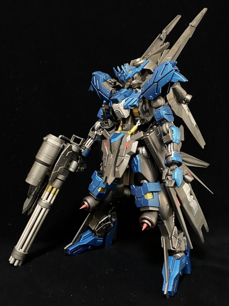 塗装はフルメタリックです。主にディテールアップに労力費やしつつ、バックパックやスカートまわりのウィング改造を楽しみました。