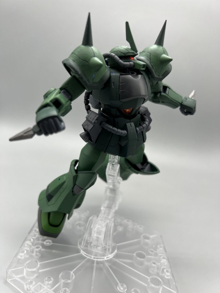 今回もシタデルカラーの筆塗り全塗装です。今回初めて金属風カラーの「iron Warriors」を使用しました。そのままだと乗りが悪かったので「mechanical standard gray」と合わせています。その他緑はグフハンターの設定画に似せつつ調色しました。