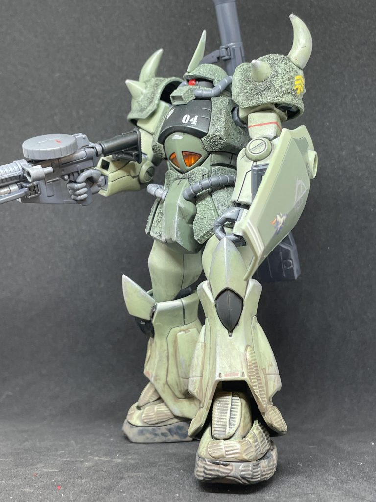 背部バックパックにはジャイアントバズを懸架できます。