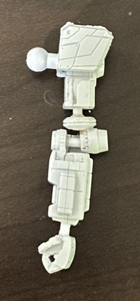 関節はこんな感じで切り分けています。リアルサイズのガンダムが歩いてしゃがむ姿を足元から見上げる感動に突き動かされ、必要以上に頑張ってしまいました。途中何度も何やってるんだかと思いましたが、結果的には満足しています。