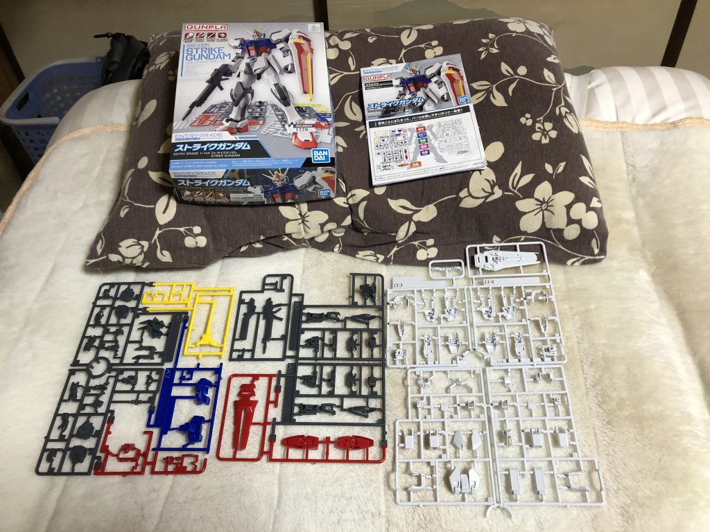 初のEGです。噂には聞いていましたが、めちゃくちゃ出来が良いですね…武装はライフルとシールドとだけというシンプルさも気にならないスタイルの良さが伺えます…シンプルな故に何か一手間かけたいという気にさせられます。