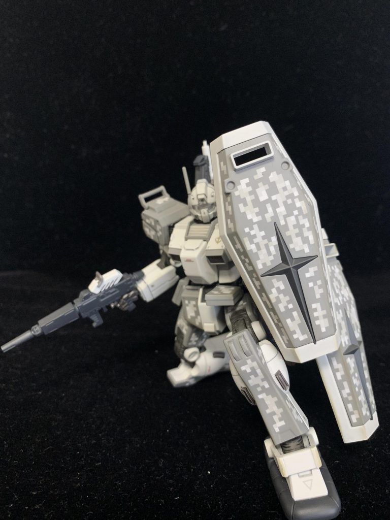 ピクセル迷彩のデカールは全身に貼るか、部分的にするか迷ったんですが、バランス見てニュートラルグレー3の部分のみにしてみました。 