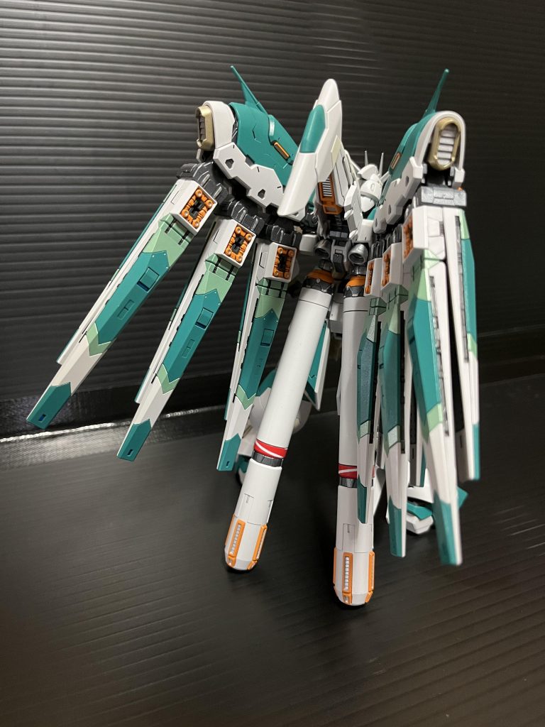 今回はカラチェンのみHi-νのブルー2色を自分のお気に入りのグリーン2色に変更、ホワイトをRGらしく2色化、スラスター類はオレンジ系にしてみました。側頭部と両肩のオレンジはお気に入りポイントです☆