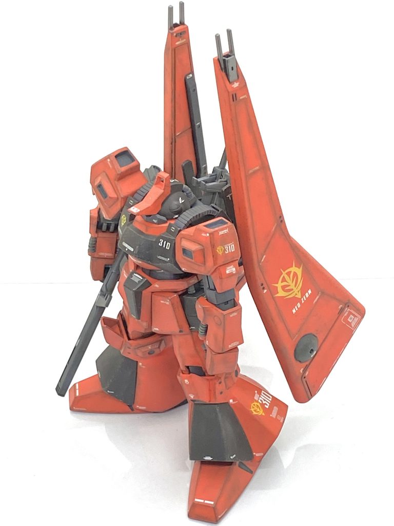 メタリック以外の部分は(クレオス)Mr.カラーGXスーパースムースクリアーを吹き付けて、その後にらいだ~Joe様のお気軽汚しを参考に(クレオス)水性ホビーカラー焼鉄色をスポンジを使ってチッピング、(クレオス)ガンダムマーカー リアルタッチマーカーブラウン1でエッジやへこみ部分に塗って神ペンでぼかし、(タミヤ)ウェザリングマスターでオイルとススを全体的に付けています。