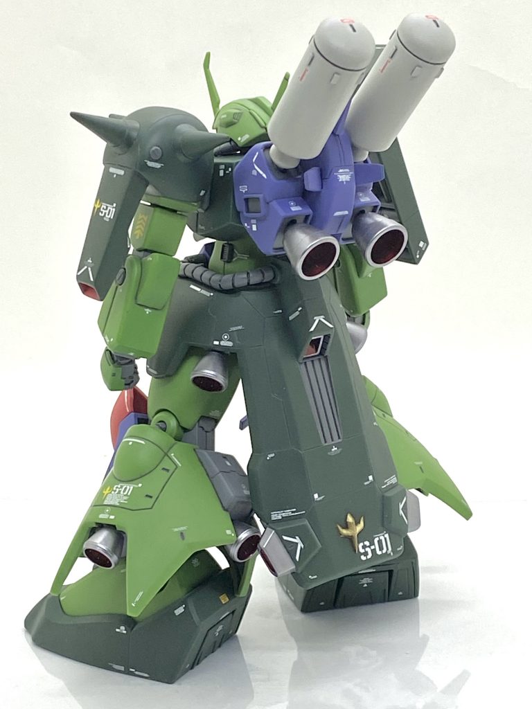 塗装箇所とカラーレシピ濃緑色箇所の合わせ目部→(クレオス)旧ガンダムカラーグリーン1黄緑箇所の合わせ目部→(クレオス)旧ガンダムカラーグリーン2バックパック、ビームライフル本体部等→(ガイア)風群青関節、動力パイプ等→(ガイア)メカサフライト各部バーニア、ビームライフル先端部→(ガイア)フレームメタリック(2)プロペラントタンク→(ガイア)ニュートラルグレーⅡ