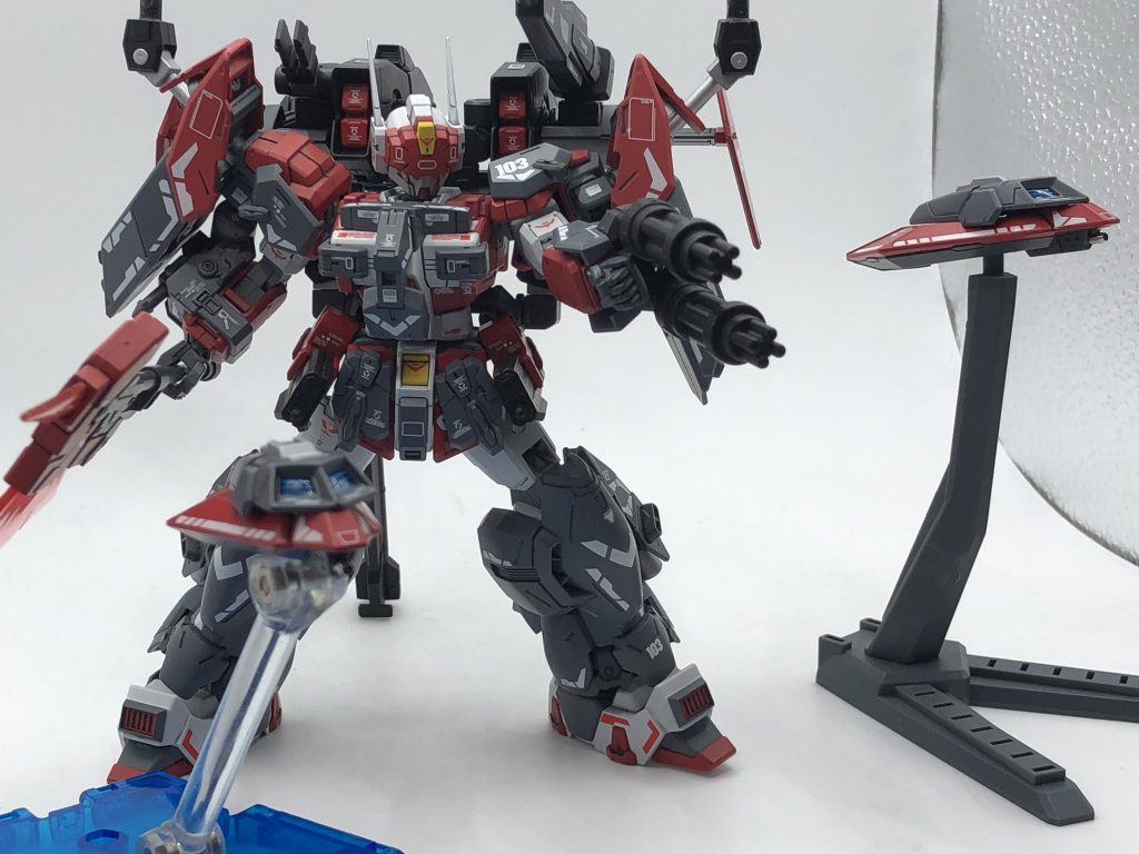 ドローンはAIによる自立行動が可能。ドローンを1つでも飛ばしている間は光学迷彩システムの使用は不可。