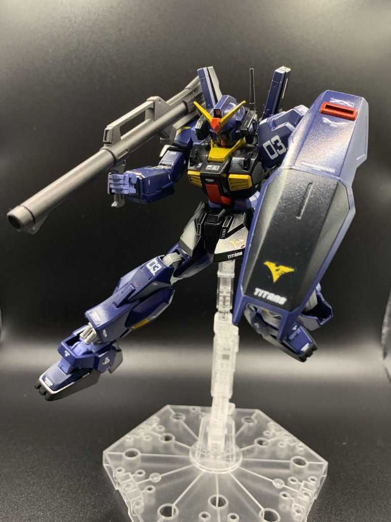 バズーカを構えたポーズ