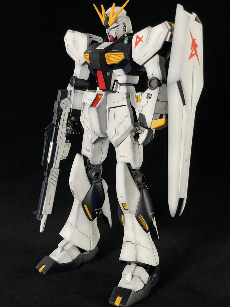 右腕ロールしないバージョン。ふくらはぎの黒い部分も開口してメタルパーツ埋め。のっぺり感を少しでも消せたでしょうか。あと、見えないですがライフルの銃口も開口しました。色レシピ下地白装甲：ガイアエヴォサフブラック３０％＋ガンメタ７０％黄色：ガイアエヴォサフイエロー赤：ガイアエヴォサフピンク黒：ガイアエヴォサフ関節、装甲裏面：白装甲の下地と同じ白：ガイアEXホワイト黄色：ガイアエヴァオレンジイエロー赤：クレオスサザビーレッド黒：ガイアEXブラック９０％＋ガイアウルトラマリンブルー１０％センサー：クレオスガンダムマーカーアイグリーンシルバー：４artistsマーカーシルバー自分なりのアレンジも手軽に楽しめる本キット。量販店さんでも見かける機会が多いと思いますので手に取ってみてはいかがでしょうか。