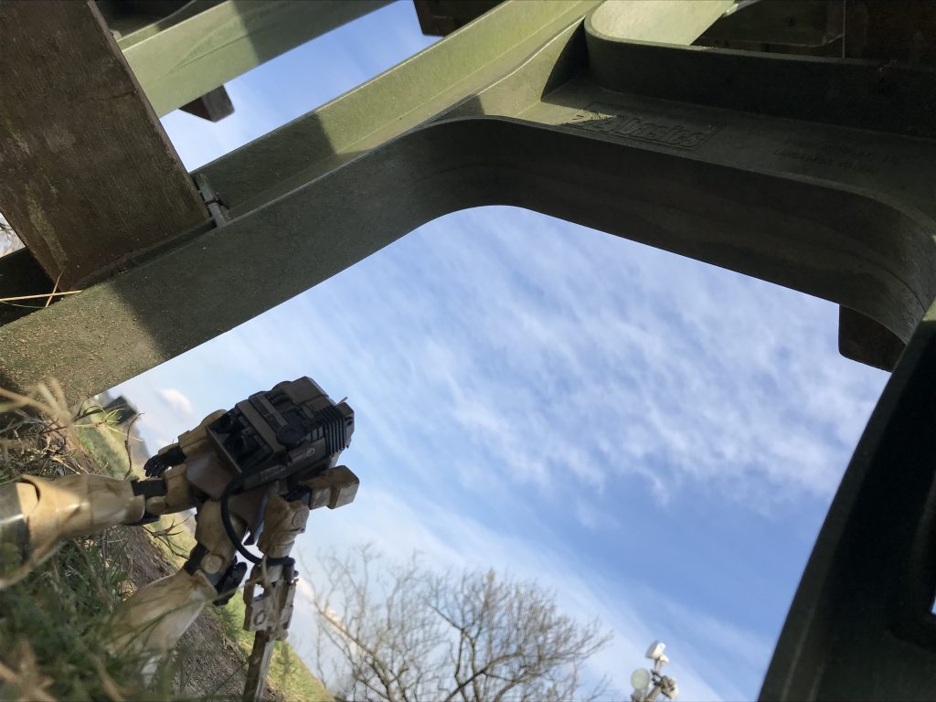 椅子の下を通るザクI