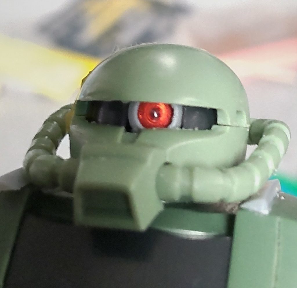 フェイスアップ。ビルダーズパーツ、クリアアイパーツ、シルバーモールドパーツでモノアイ部分を作製。