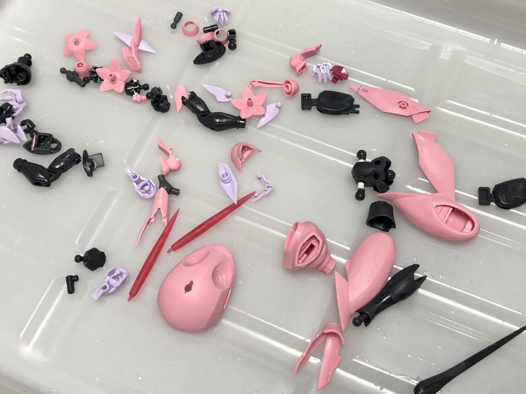 きれいな曲面を出すためにファルシアのバックパックや太ももの凸部分を削ったり、股の部分を延長するなどの改造をしました