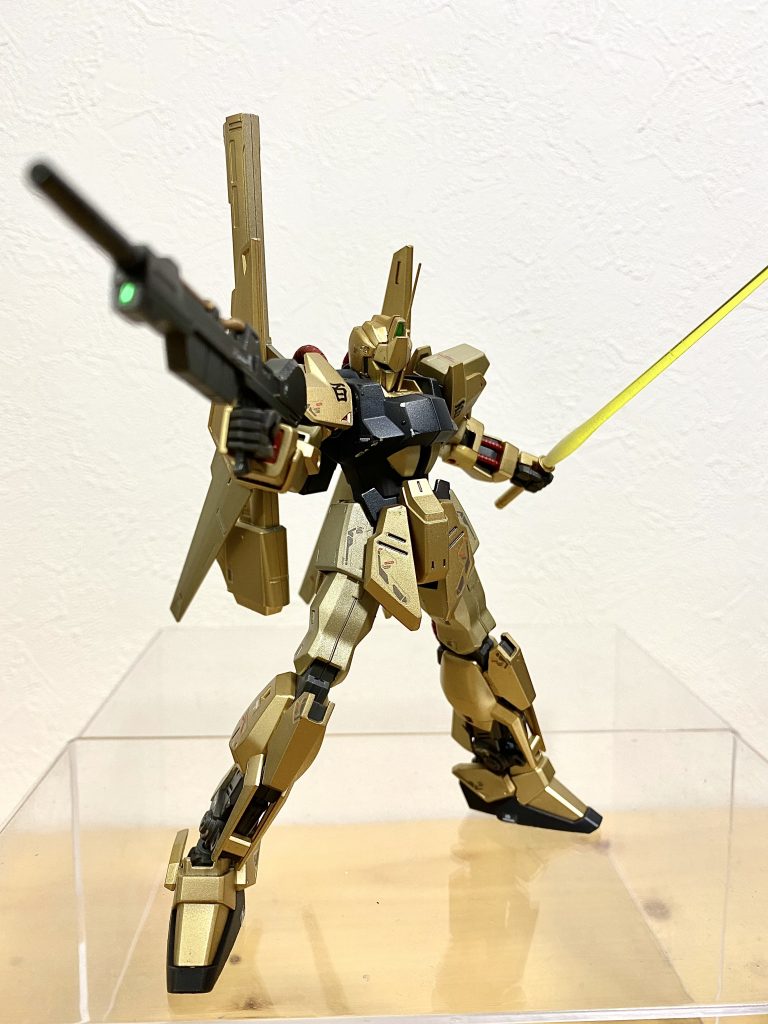 タミヤの缶スプレーゴールドと、チタンゴールドを使い分けています。