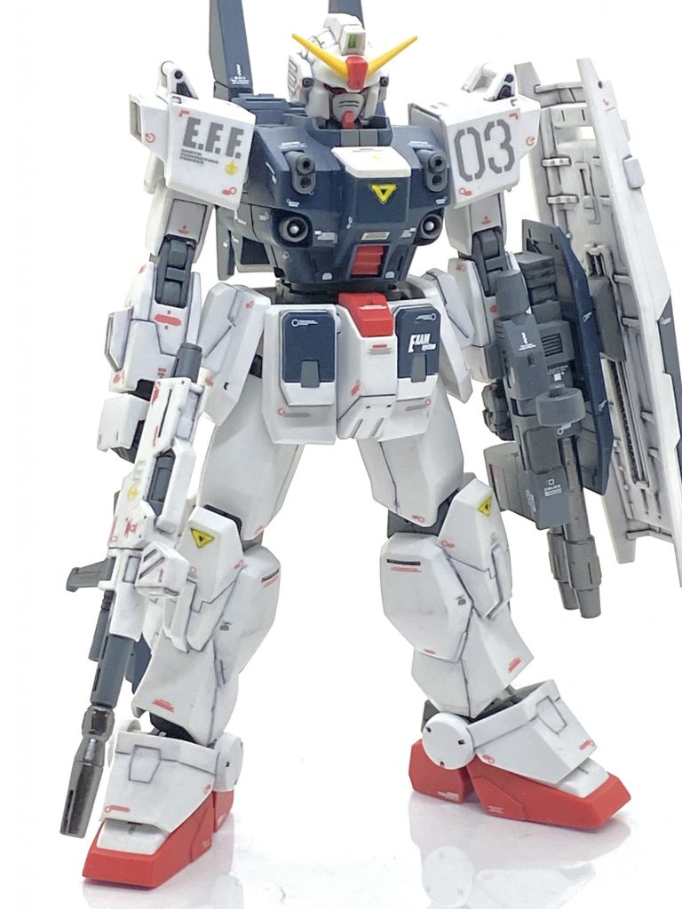 ジム・ドミナンス用の2連ビーム砲は最初のキット化の時にはない武装でフルアーマーガンダムっぽいので大変カッコ良く、この武装は常備付けたくなります。見えないのですが小さいシールドの方もデカールを貼っています。少しデティールをグレーで塗りますと更に良くなったと思いました。