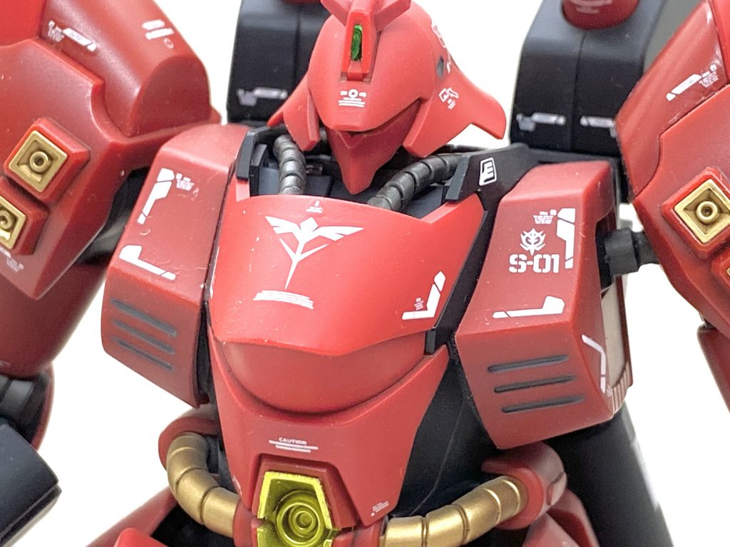 デカールはガンダムデカールのRGのサザビー用と逆襲のシャア ネオ・ジオン軍MS用をメインにHGシナンジュ用なども少々貼っています。RGのサザビー用は番号があるので大変わかりやすく、大型機体にも関わらずユニコーンガンダムより早く貼り終わりました・・・でも二日半はかかりました。