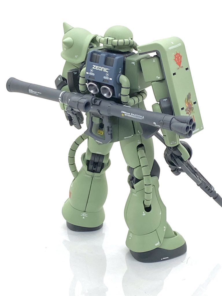 今回のザクⅡはランドセルの造形は素晴らしい物があり、適度にモールドが入っている上にメカ部とカバーが別々の二重構造ですからメリハリがついたと思います。武器が多いと全部作らない事があるのですが今回はフル装備のザクが見たく、マシンガンだけでなくバズーカもヒートホークも塗装して仕上げました。