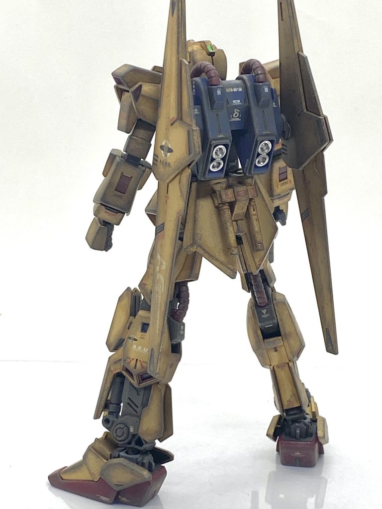 塗装箇所とカラーレシピ外装の金色部→(クレオス)ガンダムカラー百式ゴールド武器類→(クレオス)エクストラダークシーグレーバーニア→(クレオス)メッキシルバービームライフル先端→(ガイア)フレームメタリック(1)金色部のメカ部分→(タミヤ)エナメル・ジャーマングレー